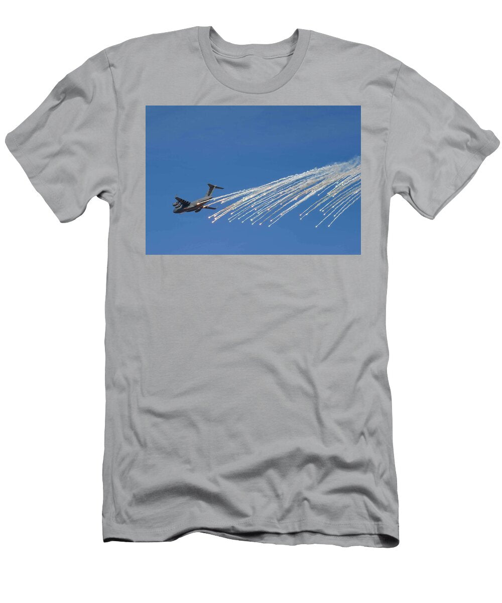1 a C 17 Globemaster Iii Releases Flares Celestial Images T-Shirt