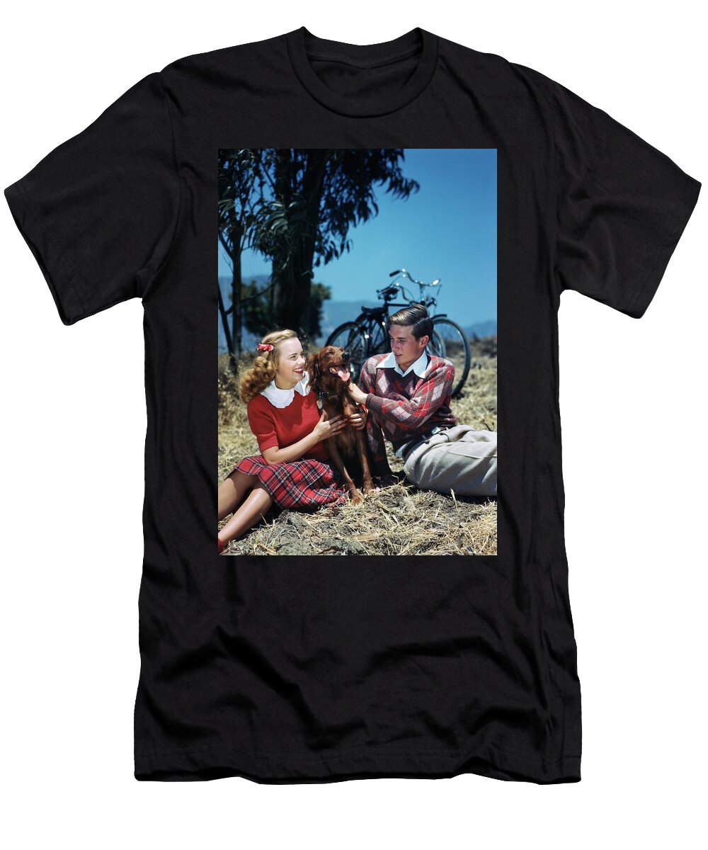 1940s 1950s Teen Couple Outdoors Animal Images T-Shirt