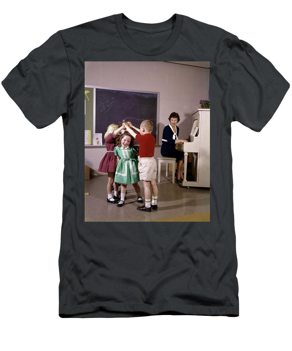 1970s Children Playing London Bridge Vintage Images T-Shirt