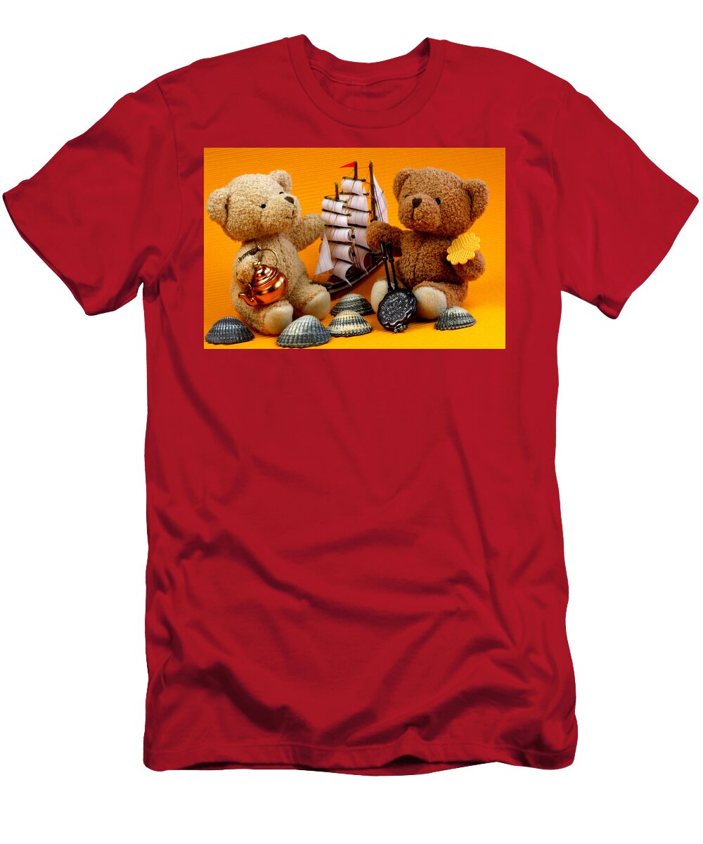 Bears on Holidays At the Isle Elke Rampfl Platte T-Shirt
