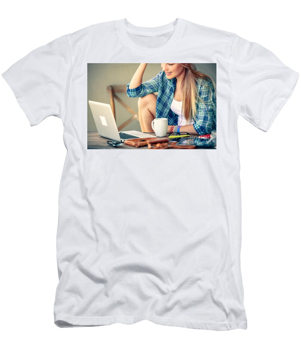Freelancer Working in Outdoors Cafe Anna Om T-Shirt