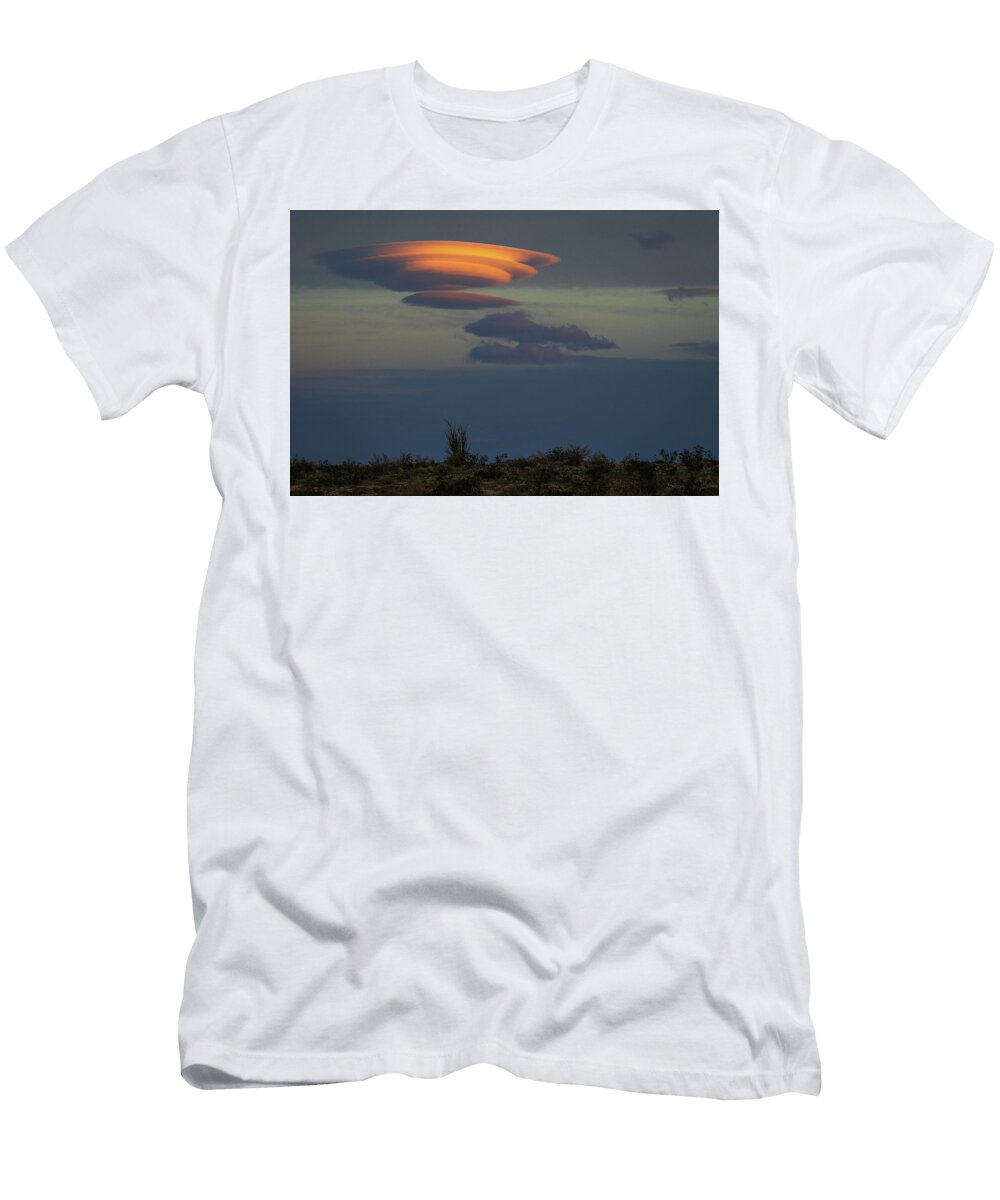 Lenticular Ufo Pancake Clouds in Anza Borrego Desert Sicco Rood T-Shirt