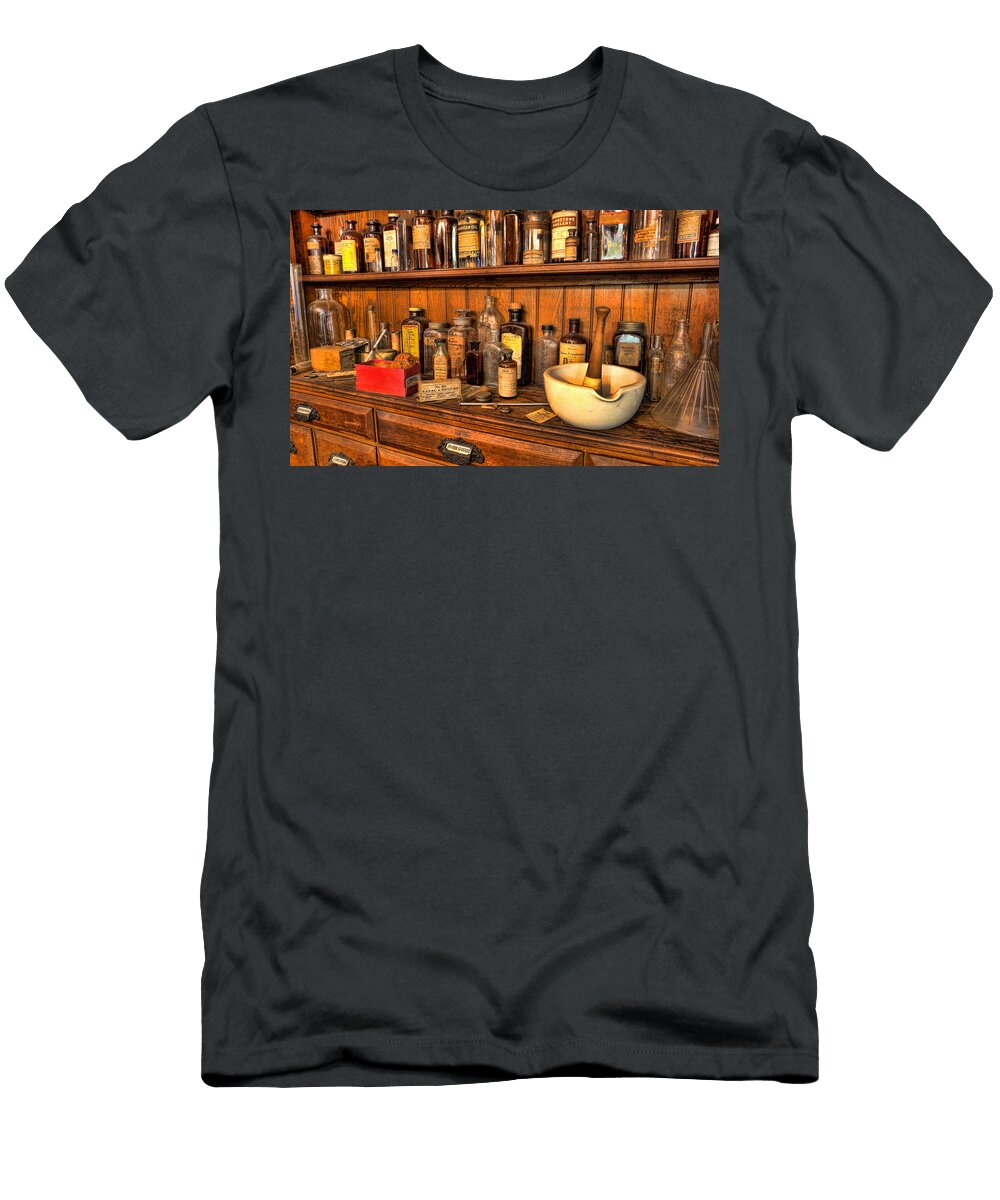Mortar and Pestle with Apothecary Bottles Iv Pharmacist Lee Dos Santos T-Shirt