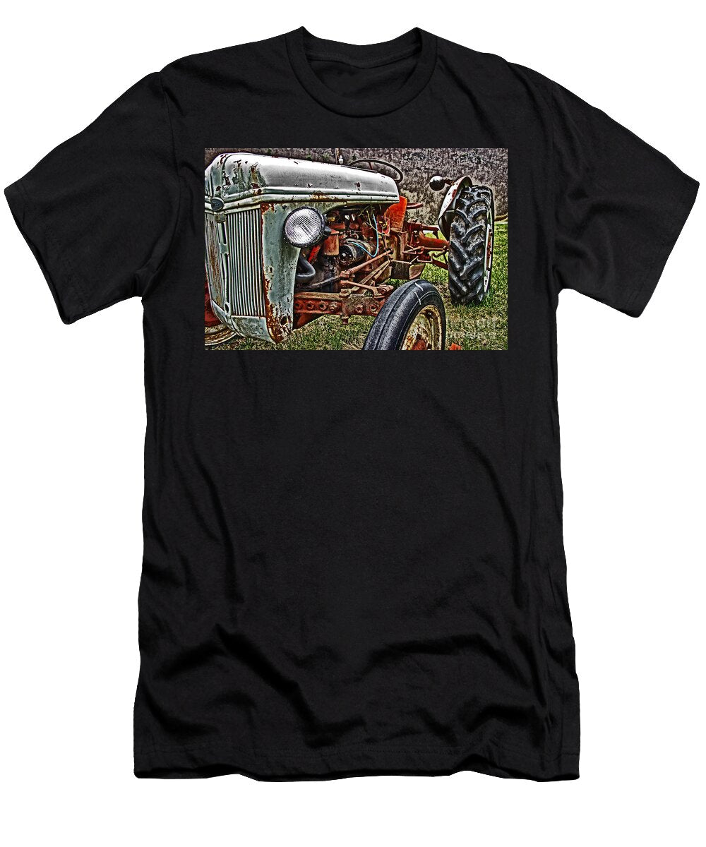 Old Abandoned Tractor Tom Gari Gallery Three Photography T-Shirt