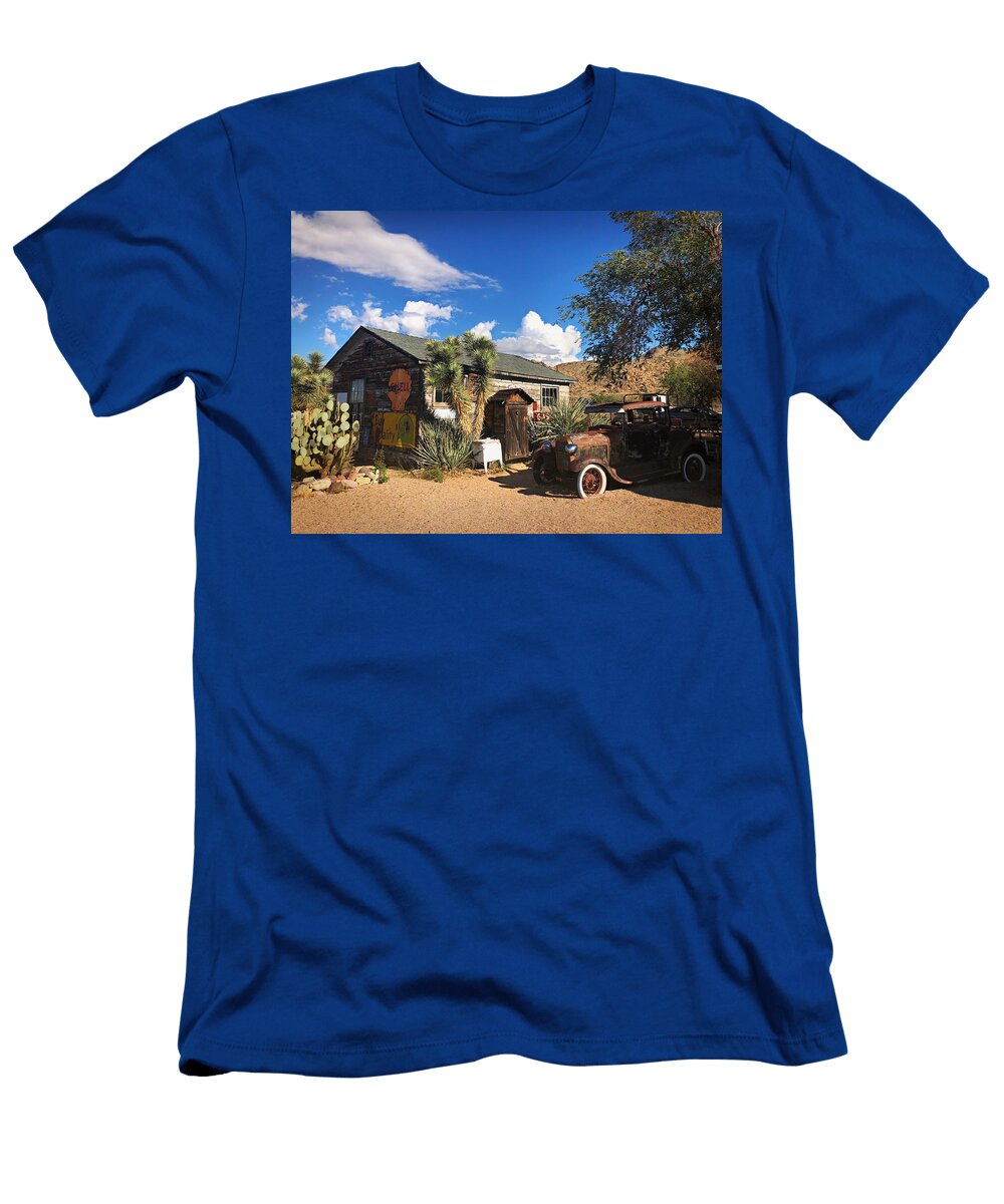 Old Car in Arizona Desert George Niculae T-Shirt