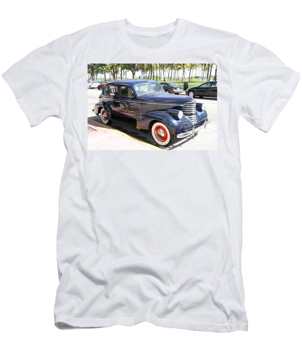 Oldsmobile Oldtimer on Oceandrive Christiane Schulze Art and Photography T-Shirt