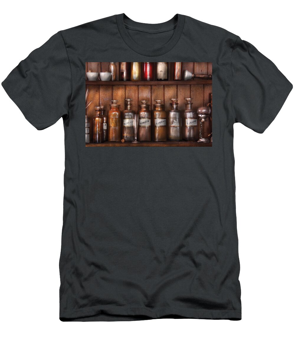 Pharmacist in a Pharmacists Lab Mike Savad T-Shirt