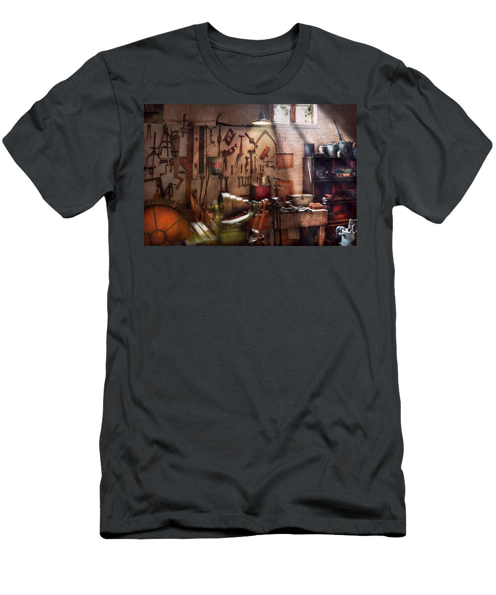 Steampunk Machinist the Inventors Workshop Mike Savad T-Shirt