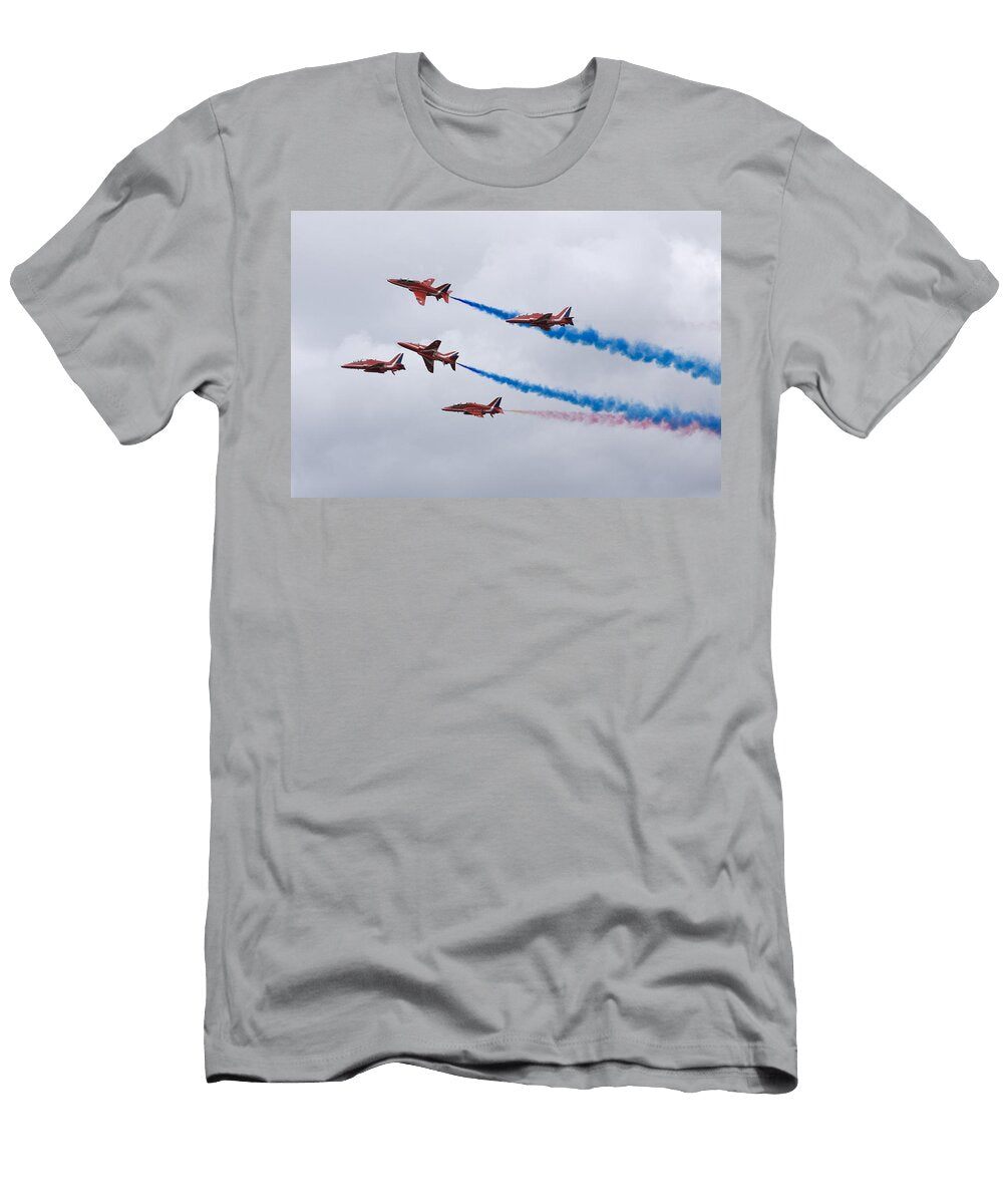 The Red Arrows At Farnborough International Airshow Ian Middleton T-Shirt