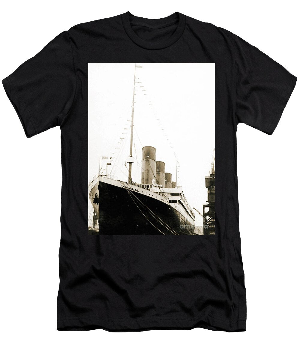 The Titanic Departing From Southanpton on Her Maiden Voyage English School T-Shirt