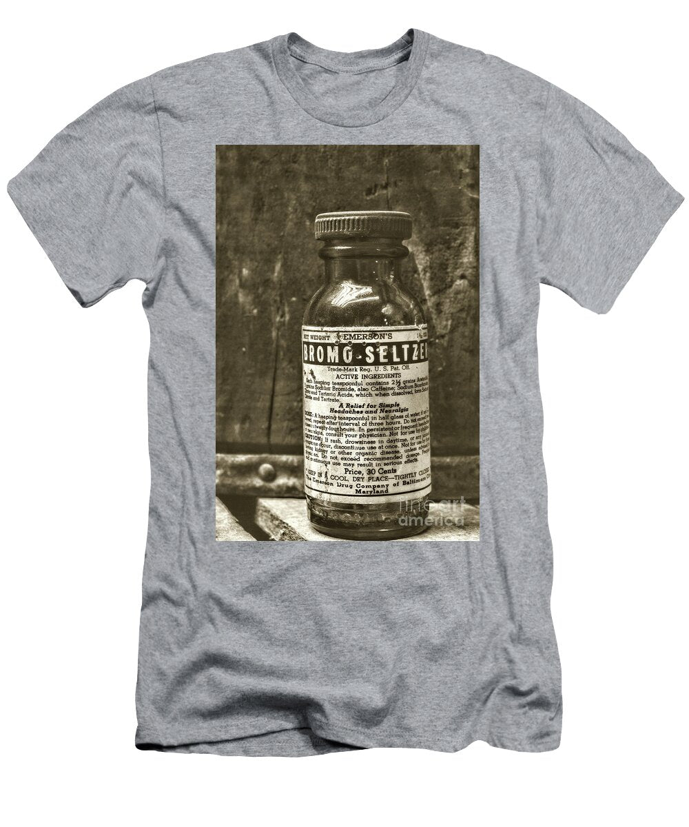 Vintage Bromo Seltzer Bottle 1930 Retro Style Paul Ward T-Shirt
