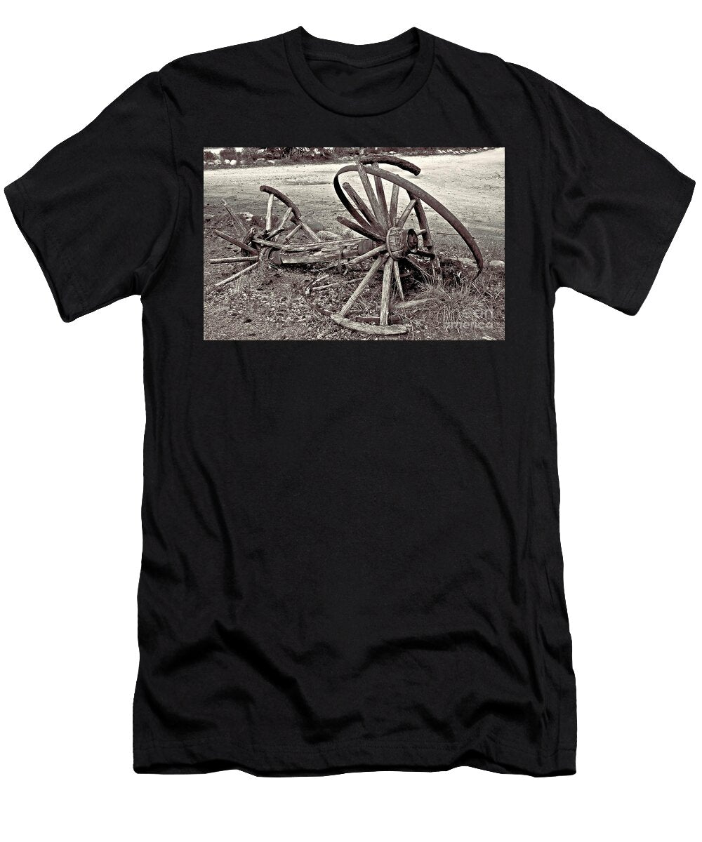 Wagon Wheels Monotone Linda Bianic T-Shirt